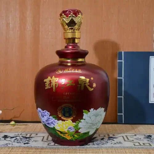 酿酒师在工作室中对比检查陶瓷与土陶白酒酒坛的场景图，展示不同材质的细节_1