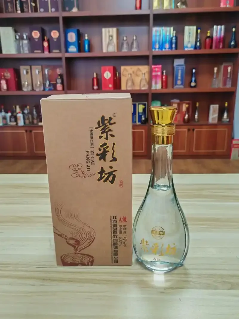 纯粮酒酿造原料与成品特写：高粱小麦米粒，古朴陶坛与清澈酒液_1