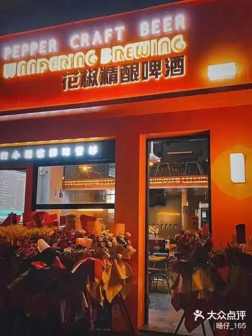 家庭精酿啤酒发酵过程工作台，展示发酵罐、麦芽、啤酒花等原料和工具_1