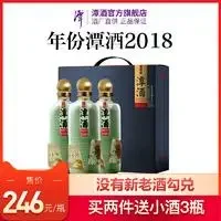 酿酒师在八面城酒坊查看固态发酵酒醅，展示传统粮食酿造工艺的细节。_1