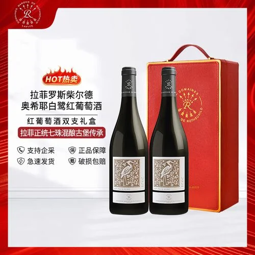 干红葡萄酒发酵过程特写:葡萄皮渣在发酵罐中冒泡,呈现深紫色,背景为橡木桶酒窖。_1