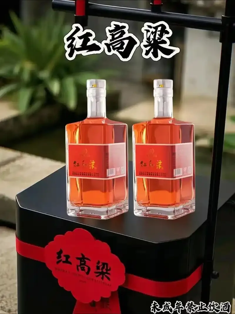 酿酒师正在翻动红高粱酒醅，展示糖化过程_1