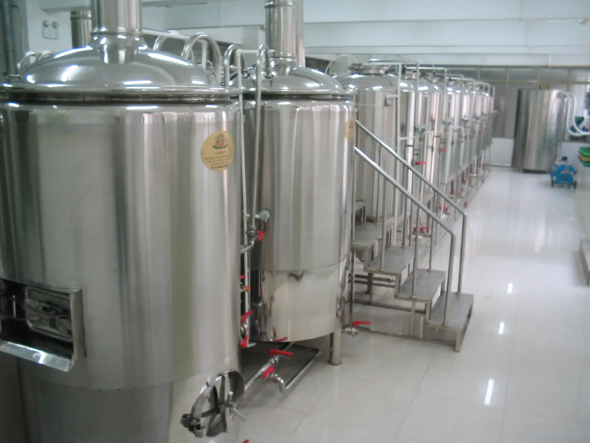 家庭现酿啤酒核心设备全家福：糖化桶、煮沸锅、发酵罐、装潢瓶器等整齐摆放_1