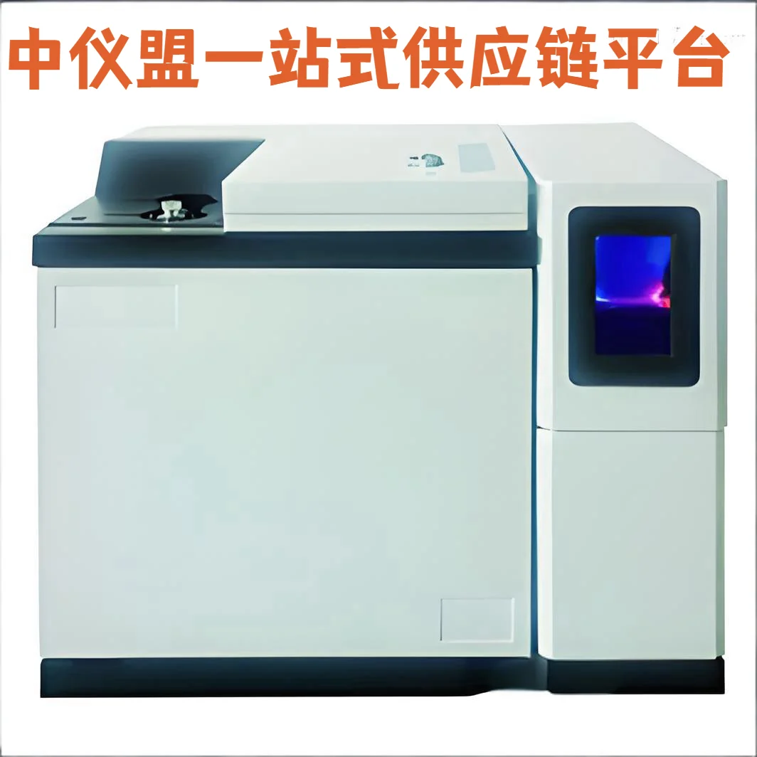 酿酒师正在操作白酒检测色谱仪，屏幕显示复杂的色谱峰图，用于分析白酒成分_1