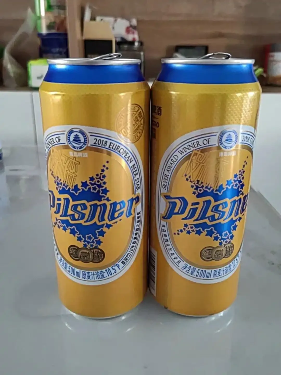 家庭自酿啤酒爱好者在厨房操作台上进行麦汁糖化步骤，旁边摆放着麦芽、啤酒花和酵母等原料。_1