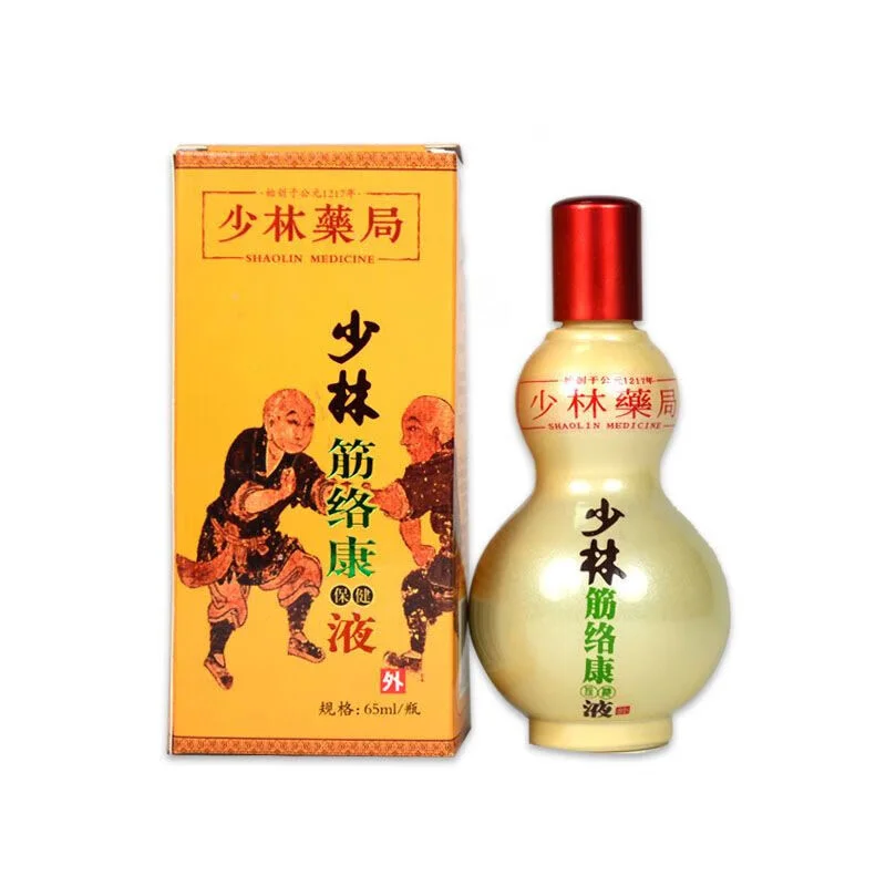 膝关节疼痛药酒家庭泡制场景：玻璃瓶中浸泡的药材与散落的威灵仙、当归、牛膝等特写。_1