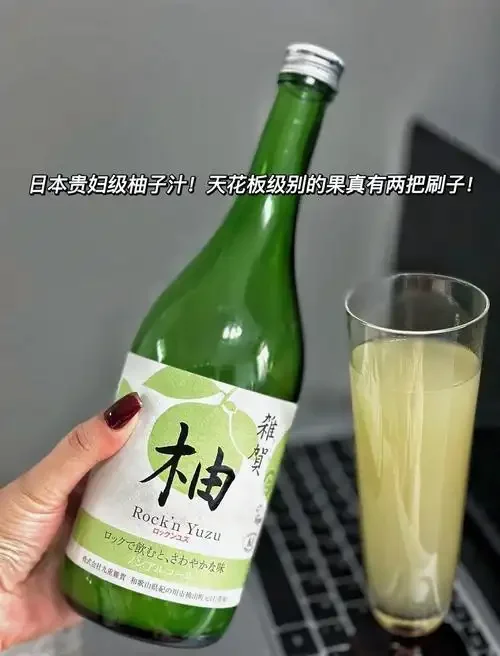 专业酿酒师工作台展示柚子酿酒过程，包括新鲜柚子、玻璃发酵罐和酿酒工具_1