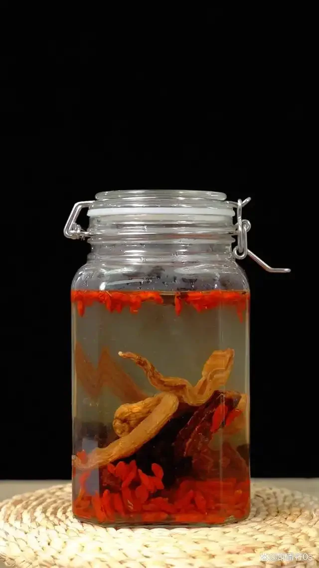 三个标注了不同年份的锁阳泡酒罐对比图，直观展示不同存放时间下的酒液状态差异_1