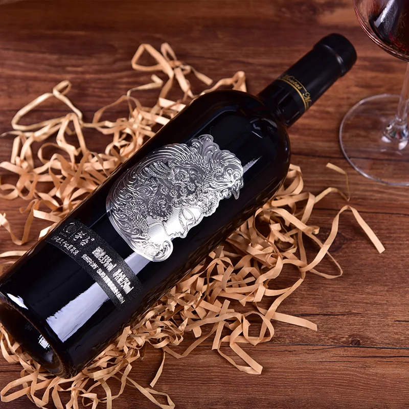 茅台镇酱香酒传统发酵陶坛，展示正在发酵中的酒醅和酒曲细节_1