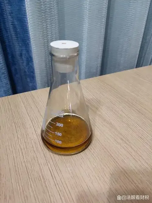 专业实验室场景，技术人员正在使用分光光度法测定白酒样品中的总醛含量_1