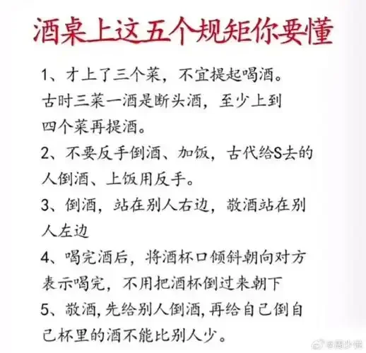 一个正在经历戒酒转变的人，手持戒酒计划，用白开水替代酒精，迎接新生活的开始。_1