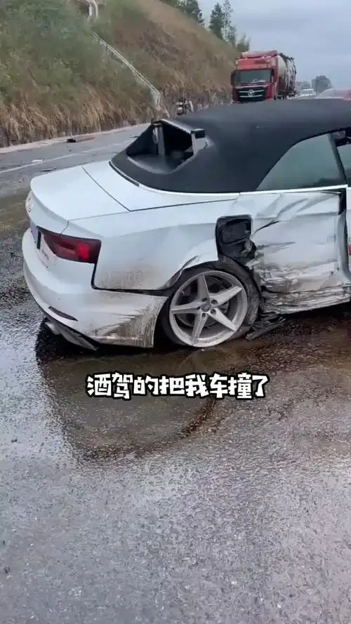 酒驾碰车事故现场模拟插画，交警正在处理，司机神情懊悔_1