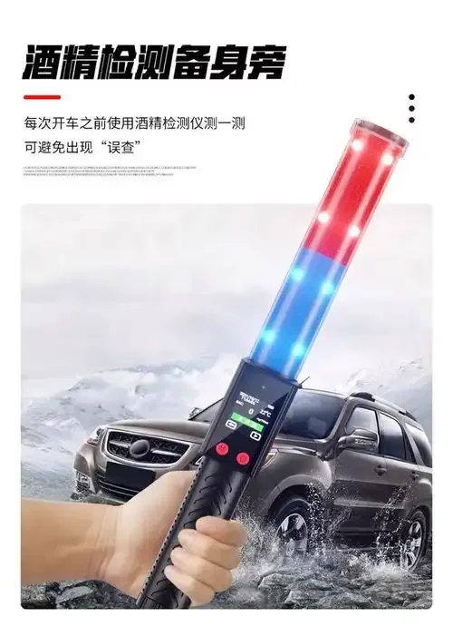 交警正在使用手持式酒精检测仪对驾驶员进行现场酒精呼气测试_1