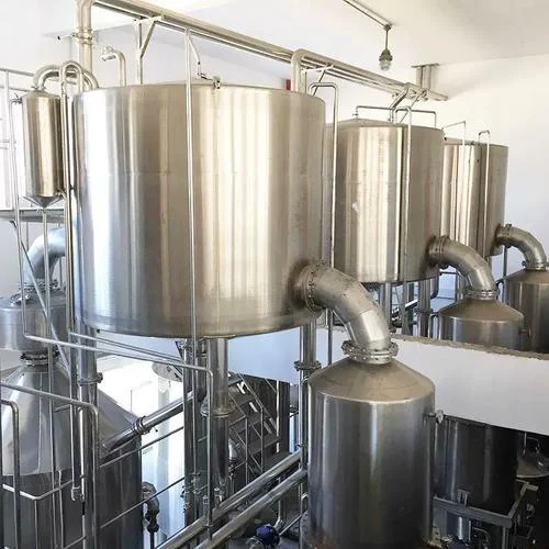 一套抛光不锈钢白酒蒸馏设备在家庭酿酒坊中的实拍特写，展示了蒸汽发生器、蒸馏塔和冷凝器的完整结构，旁边放有一杯清澈的新酒。_1