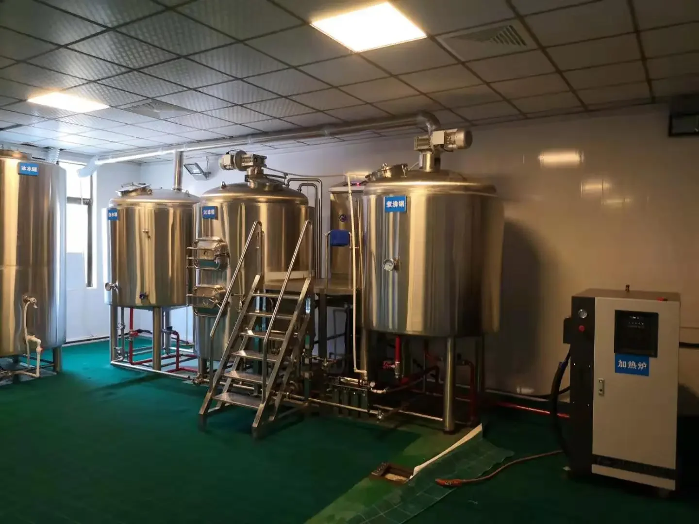 入门级家庭自酿啤酒设备全家福展示，包括发酵桶、水封、温度计、比重计等核心工具。_1