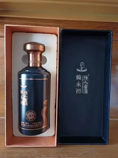 描绘古代山洞中，雨水与野果在陶罐中自然发酵的场景，象征酒的原始起源。_1