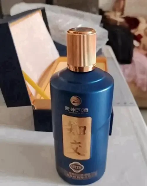 酿酒师在传统酒坊中品鉴纯粮酒，展示酒液色泽与酿造环境_1