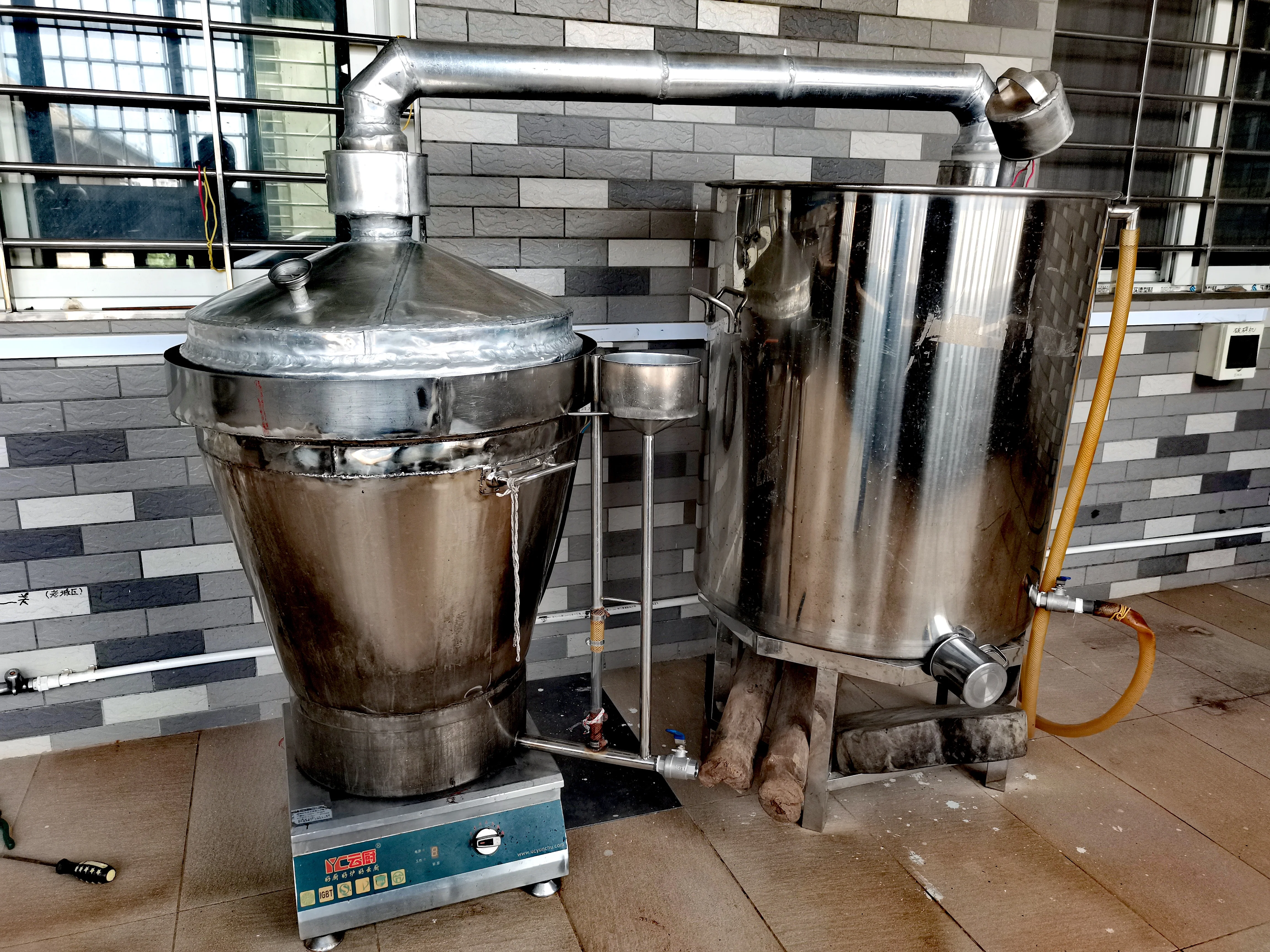 不锈钢固态酿酒设备工作状态特写，新酒正从冷凝器滴出_1