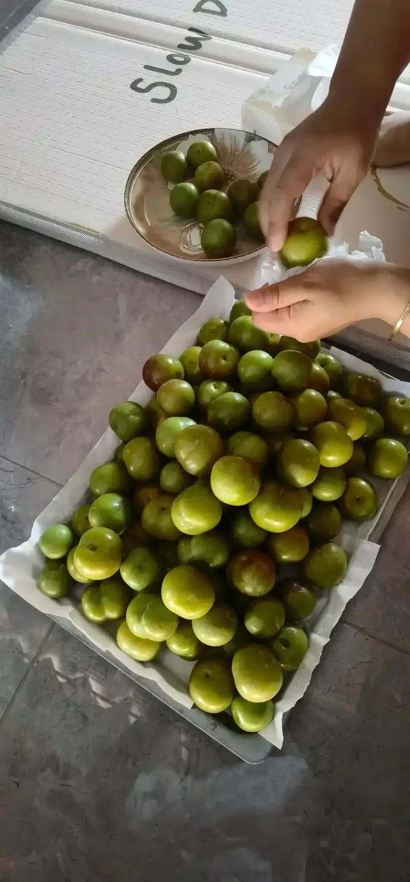 自制李子泡酒成品展示：透明玻璃罐中的琥珀色酒液与饱满李子_1