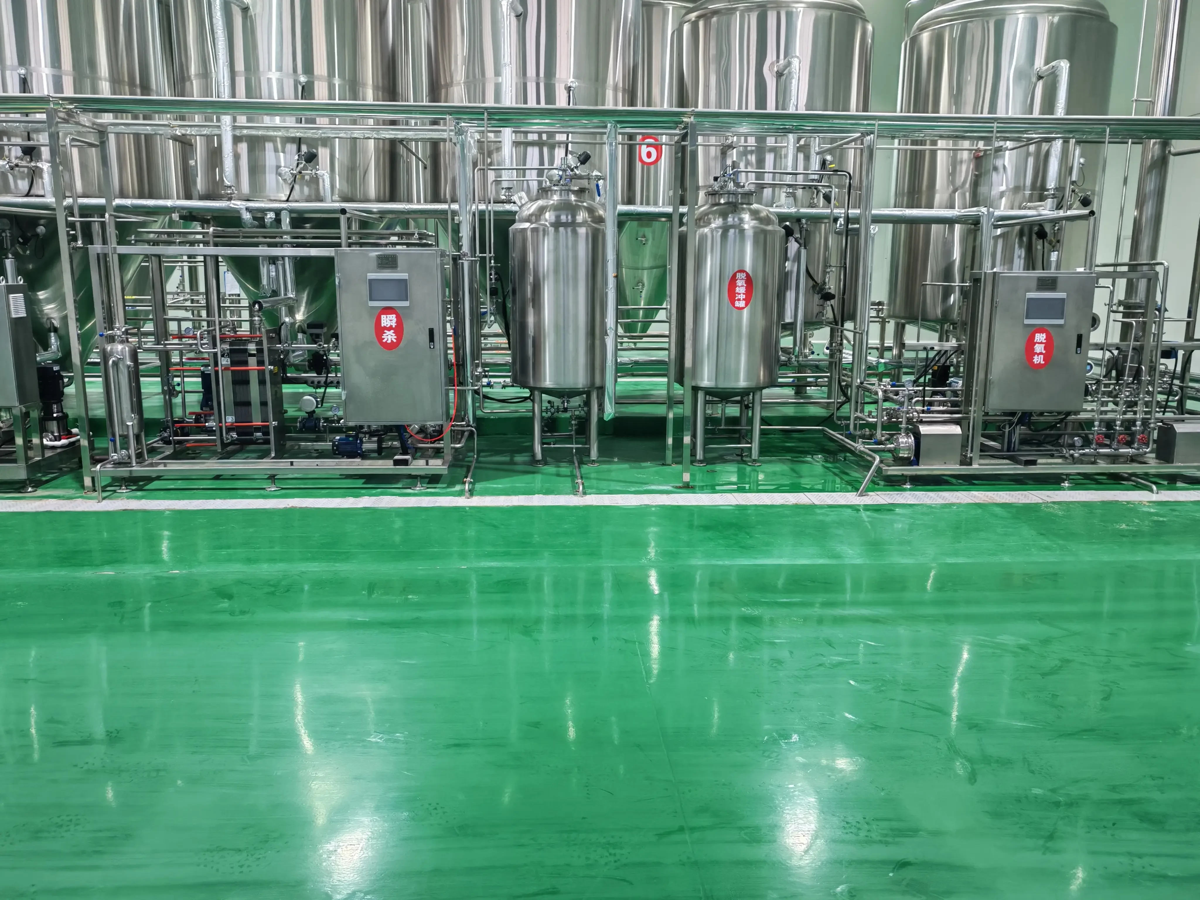 现代化啤酒厂内大型不锈钢鲜酿啤酒设备（糖化罐、煮沸锅、发酵罐）整体运行场景_1