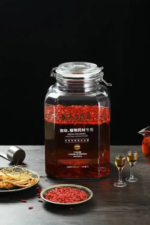 浓香型白酒与枸杞人参等泡酒药材摆放在木质工作台上，准备进行泡酒的场景_1
