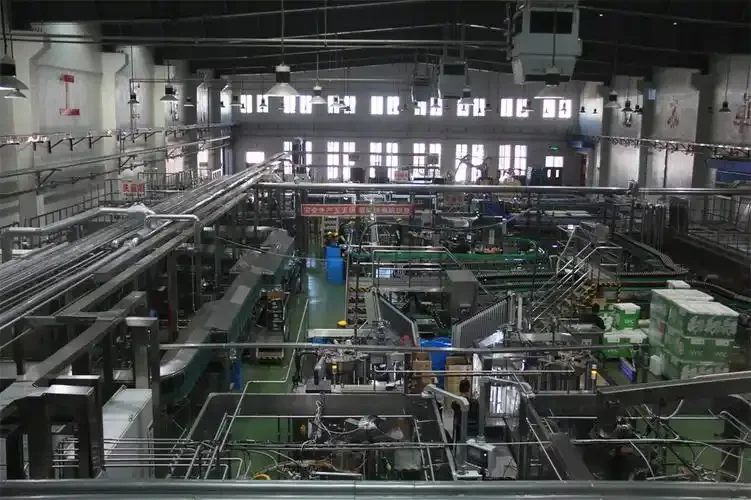 啤酒厂糖化车间内部实景，展示大型糖化锅、过滤槽及酿酒师操作场景_1