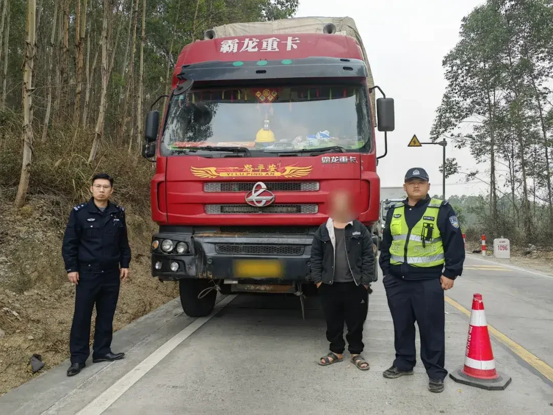高速公路服务区，空啤酒瓶与货车方向盘对比图，警示营运司机酒驾风险_1