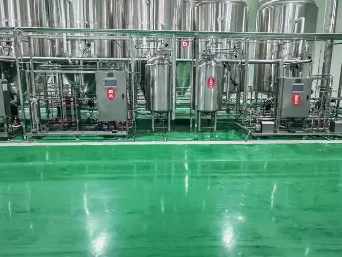 酿酒师在啤酒设备工厂车间内检查发酵罐的工艺细节_1