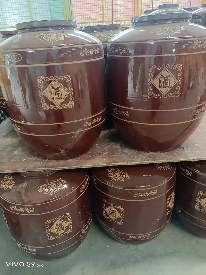 资深酿酒师在酿酒坊内，向观众展示并讲解传统陶坛与现代不锈钢酿酒设备的区别与选择要点。_1