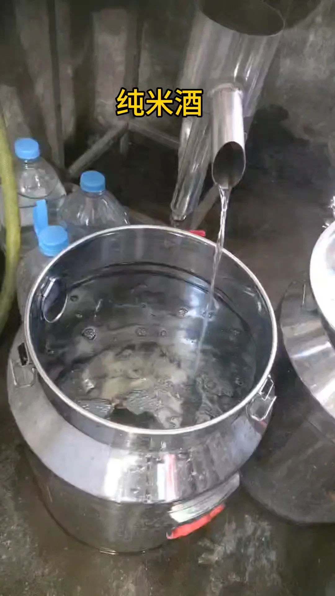 酿酒粮食与酒坛之间，通过光带连接的乙醇分子式，解释粮食如何通过发酵自然转化为酒精。_1