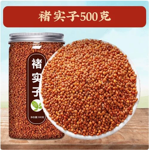 清洗干净的构树果与正在玻璃罐中浸泡的构树果酒特写，展示家庭酿酒的过程与美感_1