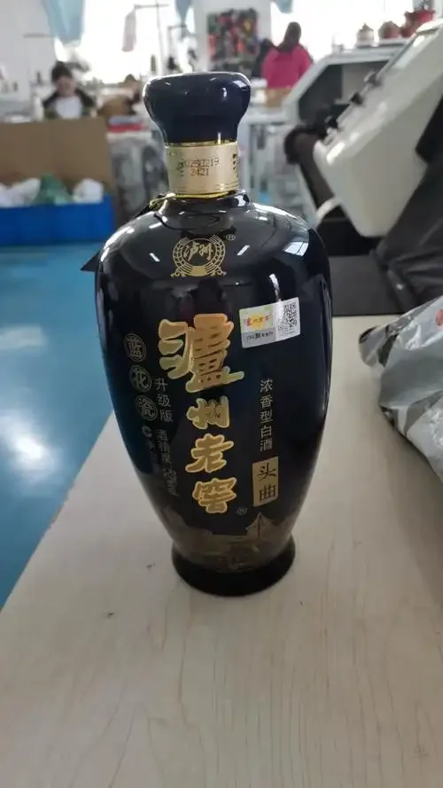 纯粮食老酒与新酒对比图：古朴陶坛封存的老酒与现代玻璃瓶装新酒的静物摄影_1