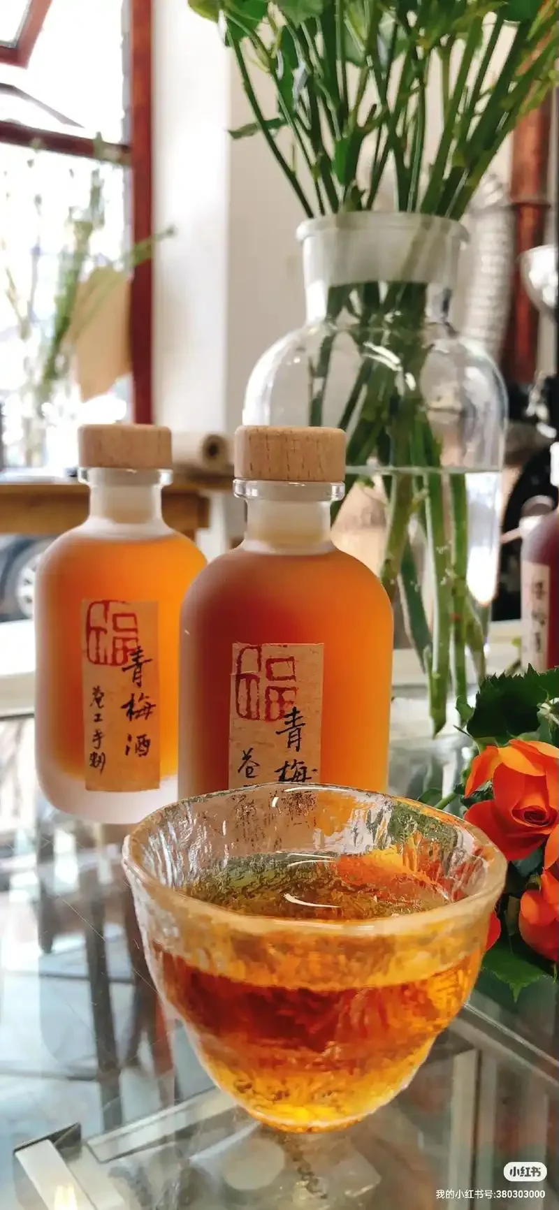 青梅酿酒过程展示：新鲜青梅、正在浸泡的玻璃罐与成品青梅酒_1