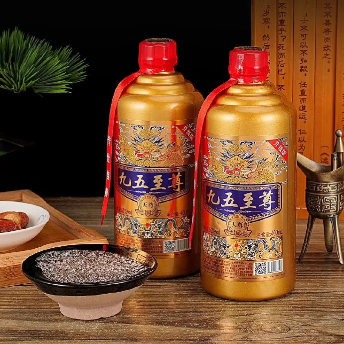 纯粮食酒辨别方法图：一瓶纯粮白酒与酿酒谷物及写有配料表、执行标准的笔记本_1