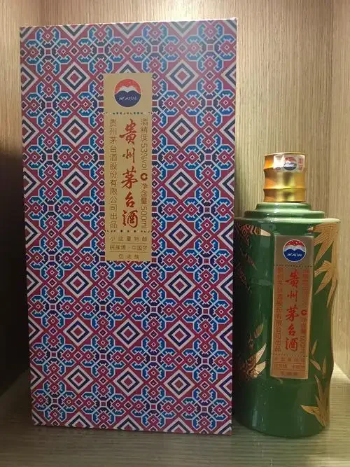 酿酒师在传统酒坊中翻拌酱香酒醅_1