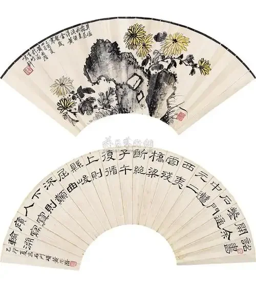 石门颂酒瓶特写，置于古朴木质酒柜前，光线柔和，展现其优雅包装与品鉴氛围。_1
