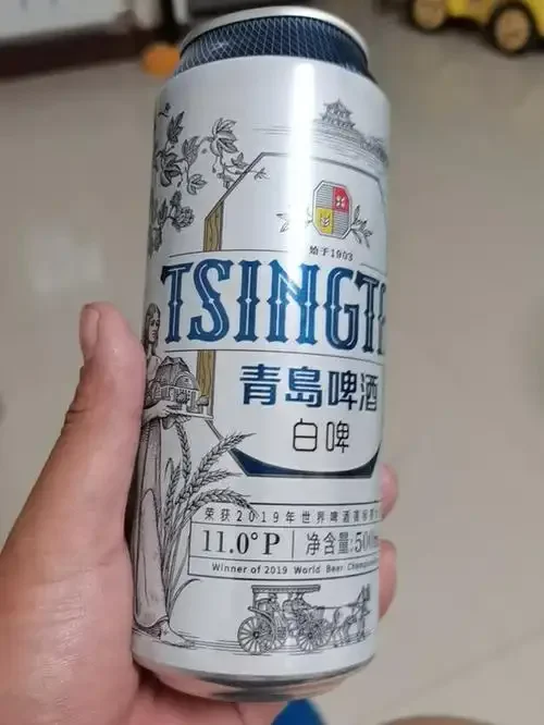 家庭自酿啤酒所需的主要原料和设备：麦芽、啤酒花、酵母和发酵瓶。_1