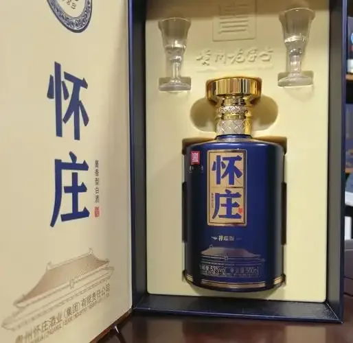 一瓶怀庄酱香白酒与品鉴杯静物摄影，用于探讨白酒收藏价值_1