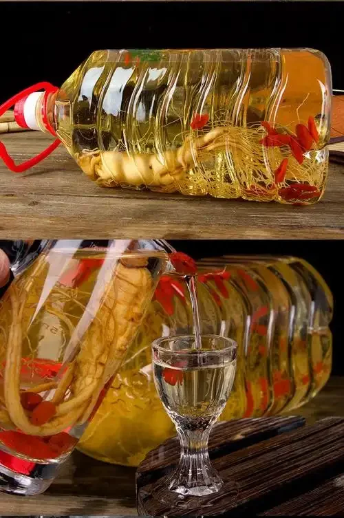 干人参、枸杞和红枣浸泡在透明玻璃罐琥珀色白酒中的特写照片，展示传统人参泡酒的制作过程。_1