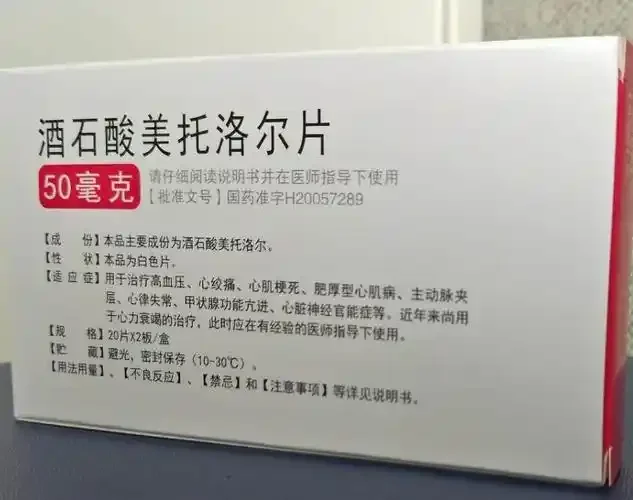 一坛正在浸泡中的白榄酒，酒液清澈，白榄果饱满，旁边散落着新鲜白榄和酿酒笔记，展示传统酿造场景。_1