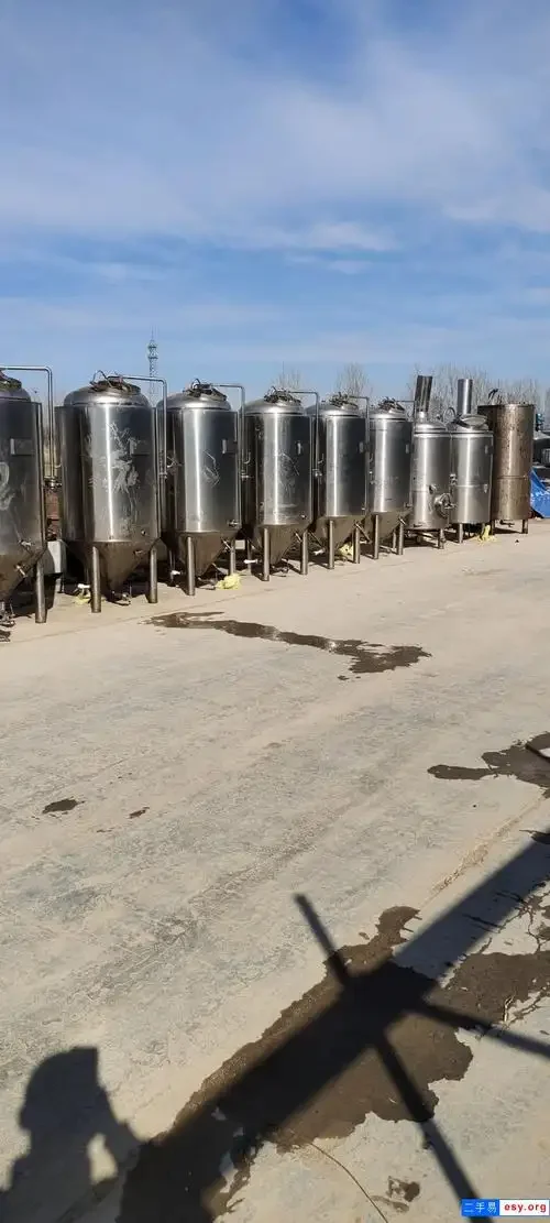 酿酒师现场检查二手啤酒发酵罐内部状况的实景照片_1