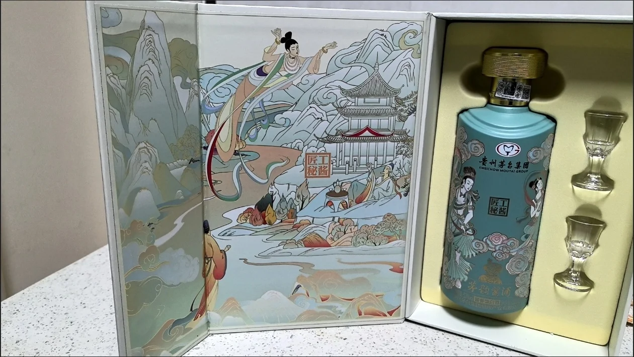 酱香型白酒坤沙工艺中，酒醅在陶坛内高温发酵的微观细节特写，展现微生物活动的生机。_1