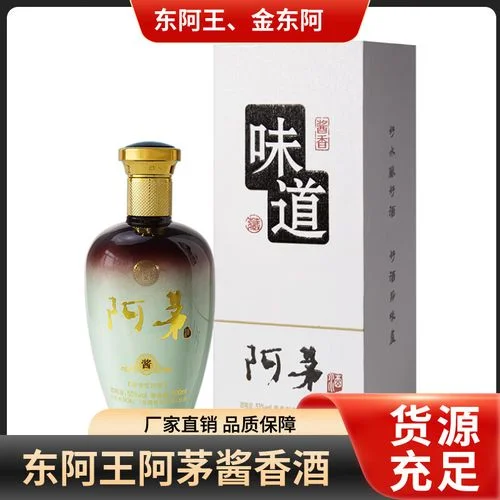 山东酱香白酒酿造现场：酿酒师检查刚蒸煮完的高粱粮醅，旁边整齐摆放着黄褐色的酱香大曲块，背景为传统酿酒车间。_1
