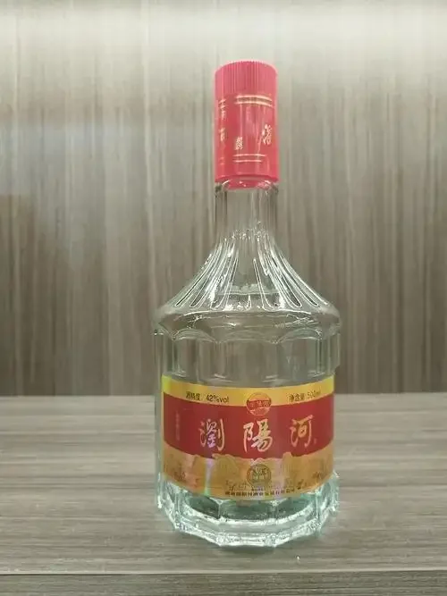 三杯不同颜色的纯粮食酒对比：透明新酒、微黄陈酒、深色问题酒_1