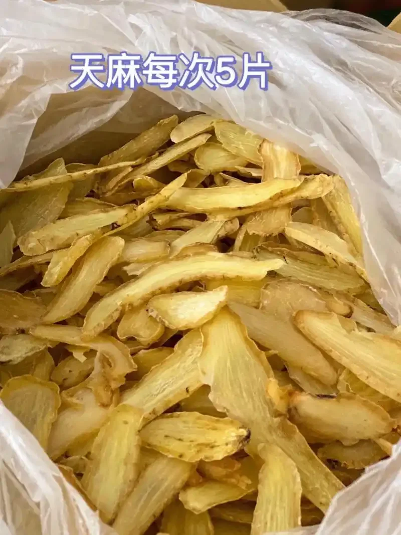 家庭自制天麻枸杞泡酒：透明玻璃罐中琥珀色酒液浸泡着天麻片和红枸杞的细节特写_1