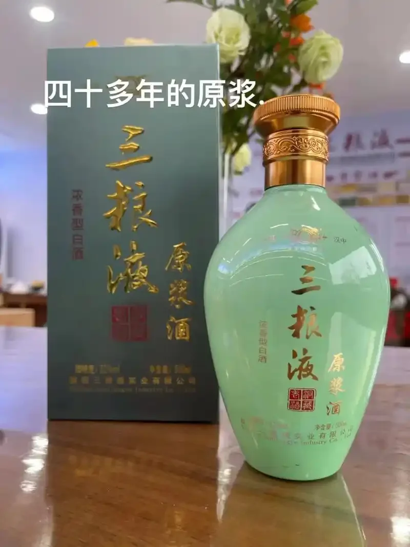 传统酿酒作坊中，正在发酵的木垒三粮酒原料特写，展现其质朴的酿造过程。_1