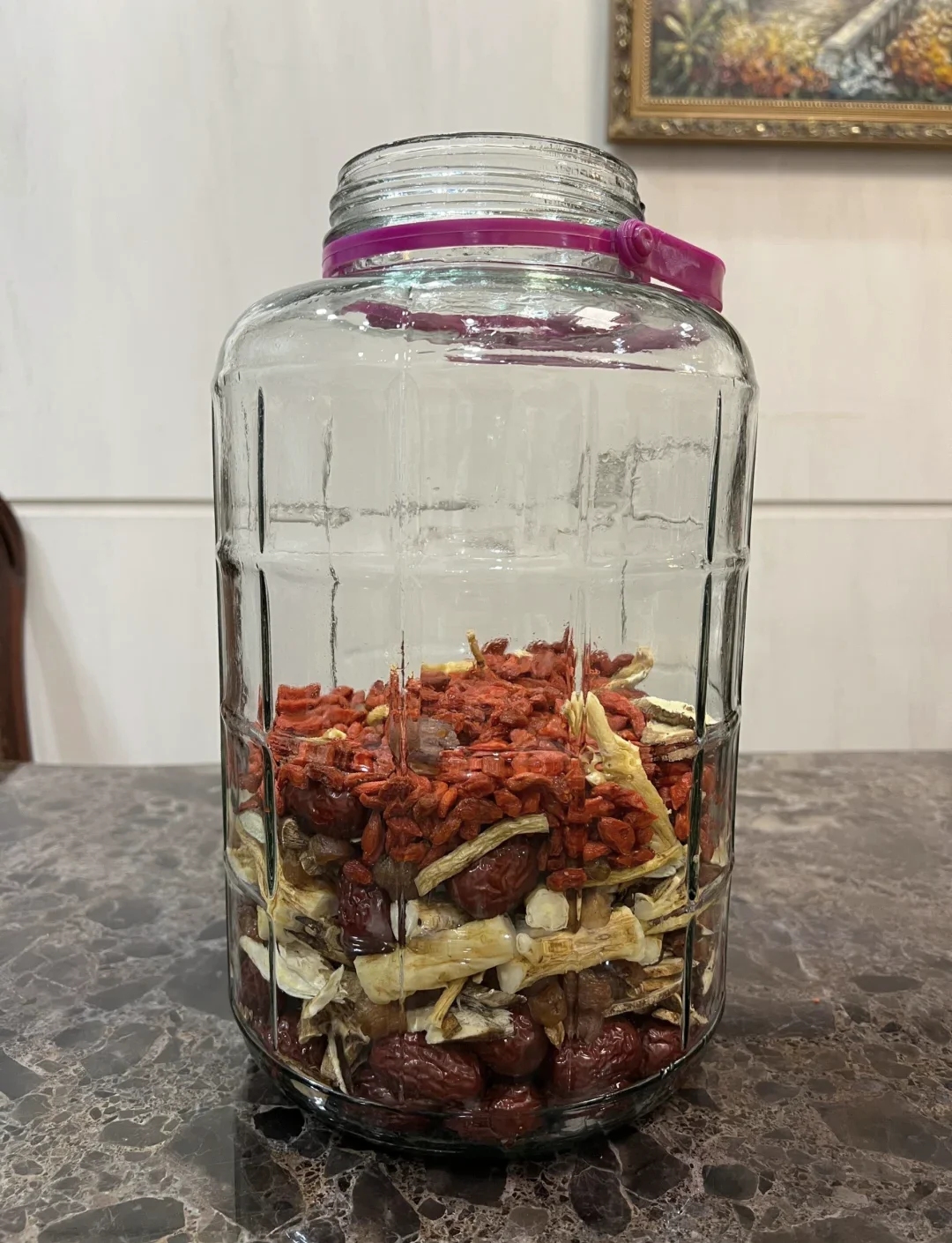 透明玻璃罐中浸泡的黄芪人参酒特写，金黄药材与琥珀酒液层次分明_1