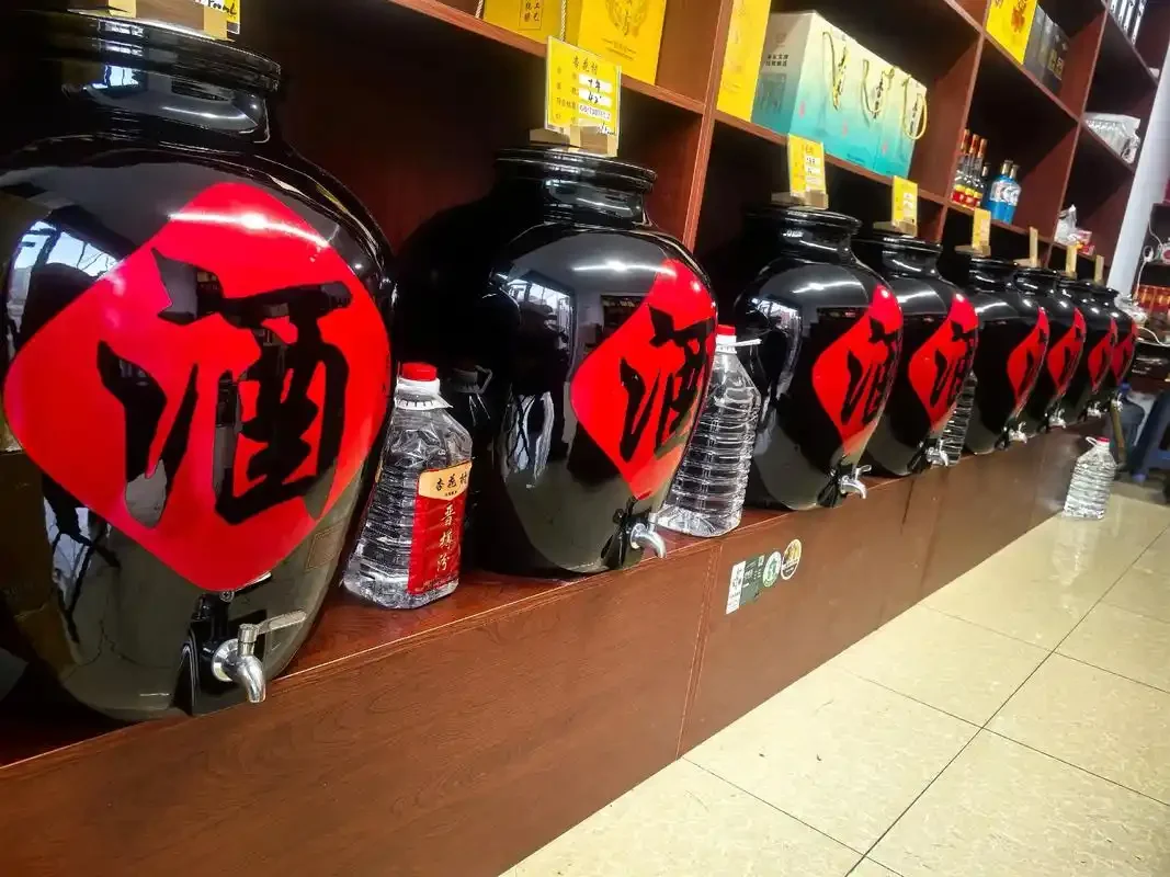 酿酒师傅在工坊内观察纯粮散酒的酒花，背景是传统陶坛和粮食_1