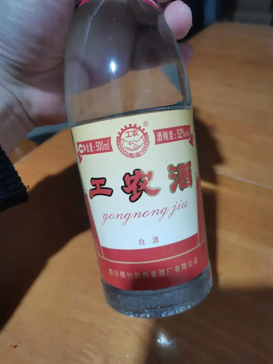 纯粮食酒酿造原料与工具特写：高粱、小麦、酒曲和糖化中的酒醅_1