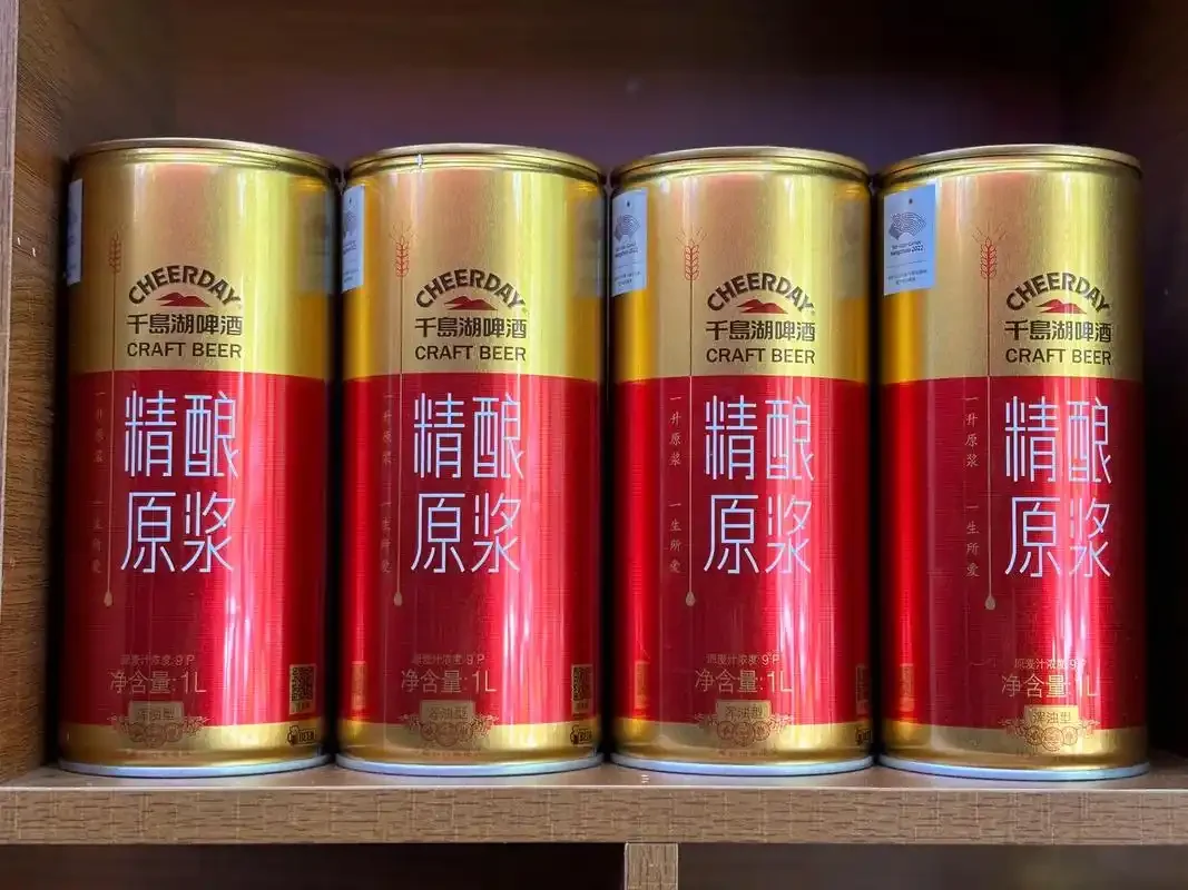 酿酒师在小型精酿啤酒设备旁检查麦芽汁_1